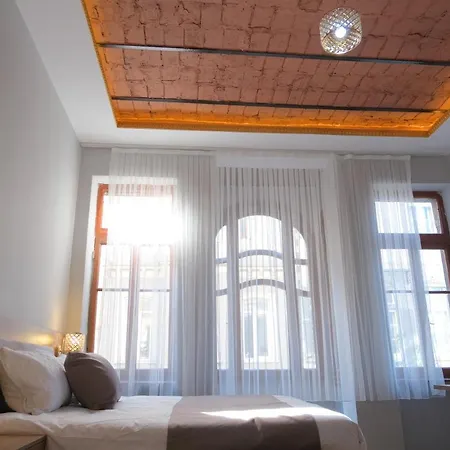 Adamantides Hotell *