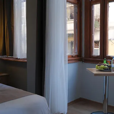 Adamantides Hotell *